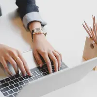 Tetap bekerja keras./Copyright pexels.com/@bongkarn-thanyakij-683719