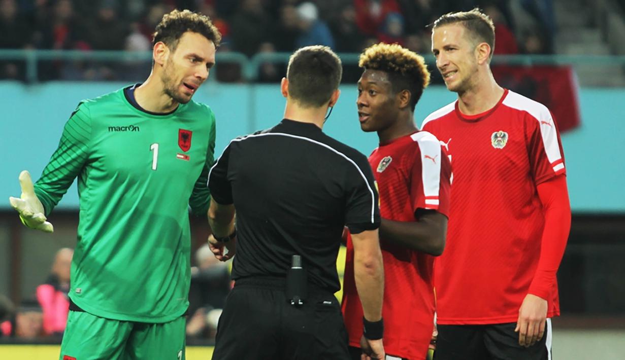 Panasnya laga membuat kiper Albania, Etrit Berisha (kiri) dan gelandang Austria, David Alaba, beberapa kali memprotes keputusan wasit pada uji coba di Stadion Ernst Happel, Wina, Minggu (27/3/2016) dini hari WIB. (Bola.com/Reza Khomaini)