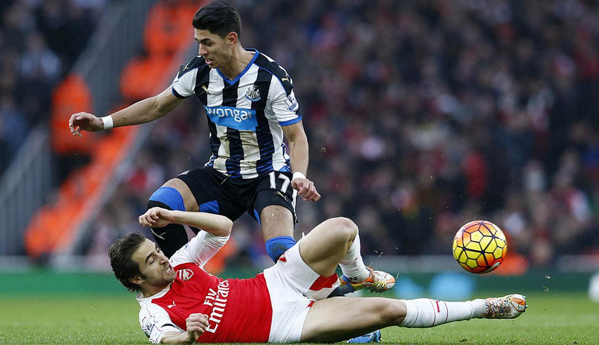 Gelandang bertahan Arsenal, Mathieu Flamini, menekel pemain Newcastle, Ayoze Perez, pada laga Liga Premier Inggris. Pada pertandingan itu The Gunners melakukan 37 kali serangan berbahaya sementara Newcastle 41 kali. (Reuters/Eddie Keogh)