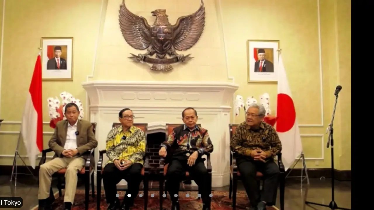 Ignasius Jonan, Ahmad Tandjung, Wakil MPR Sjarif Hassan, dan Dubes LBBP RI untuk Jepang Heri Akhmadi dalam acara Briefing Media Penganugerahan Bintang Jasa Reiwa 4 bersama KBRI Tokyo, Rabu (9/11/2022). (Dok. KBRI Tokyo via Zoom)