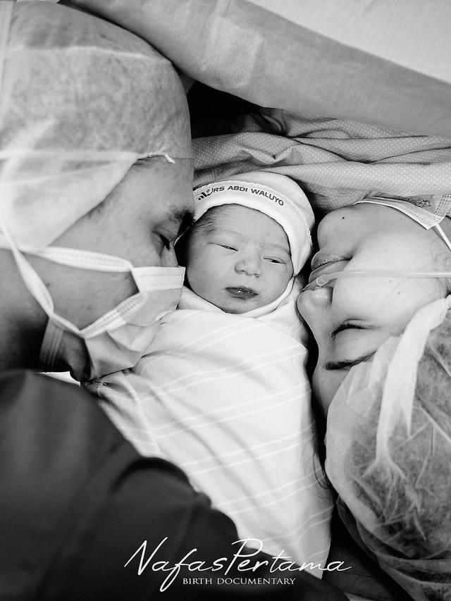 Adipati Dolken dikaruniai putri, Naeswari Isthika Dyah Koesmadji (Foto Nafaspertama via Instagram @adipati)