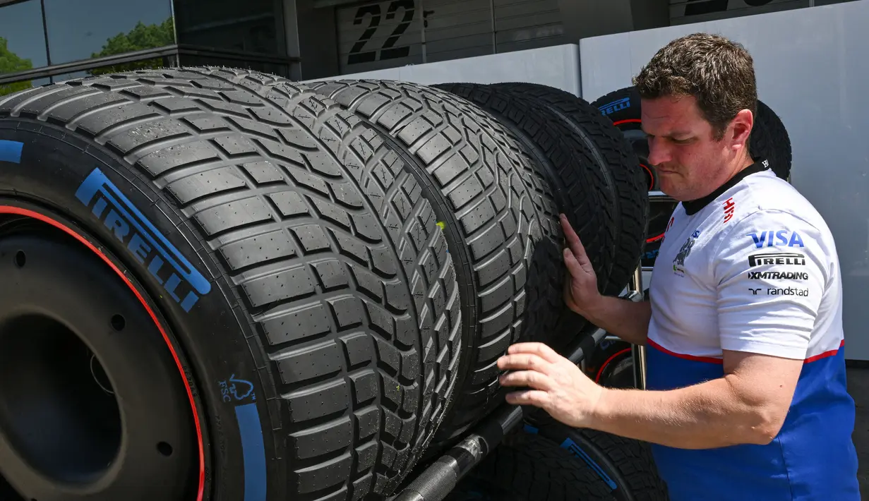 Seorang mekanik RB menyiapkan ban di sirkuit Internasional Shanghai menjelang Grand Prix Formula Satu Tiongkok di Shanghai pada 18 April 2024. (Pedro Pardo/AFP)