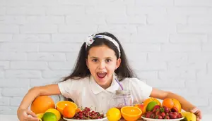 Anak makan buah-buahan. (Foto: Freepik)