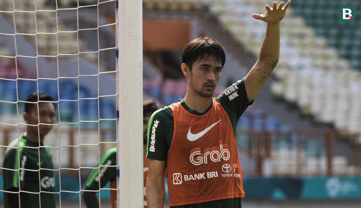 Pemain Timnas Indonesia, Gavin Kwan, memberikan kode saat latihan di Stadion Wibawa Mukti, Jawa Barat, Selasa (6/11). Latihan ini merupakan persiapan jelang Piala AFF 2018. (Bola.com/Vitalis Yogi Trisna)