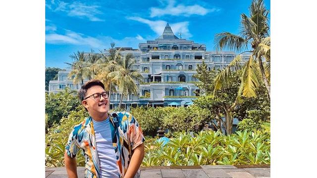 7 Potret Danang D'Academy di Luar Panggung, Tampil Kasual dan Stylish