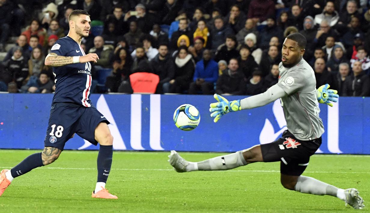 Proses terjadinya gol yang dicetak striker PSG, Neymar, ke gawang Lille pada laga Ligue 1 Prancis di Stadion Parc des Princes, Paris, Jumat (22/11). PSG menang 2-0 atas Lille. (AFP/Franck Fife)