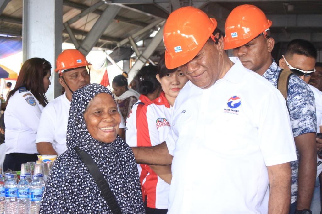 Calon Wakil Gubernur Papua, Habel Melkias Suwae bersama pedagang di Pasar Phraa, Sentai (Liputan6.com / Tim Josua / Katharina Janur)