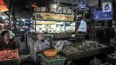 Pedagang sayuran menyaksikan tayangan televisi yang menyiarkan langsung rekonstruksi pembunuhan Brigadir Nofriansyah Yosua Hutabarat alias Brigadir J di Pasar Senen, Jakarta Pusat, Selasa (30/8/2022). Rekonstruksi ulang pembunuhan Brigadir J yang dihadiri oleh lima tersangka, yakni Ferdy Sambo, Bharada Richard Eliezer (Bharada E), Bripka Ricky Rizal, Kuat Ma'ruf, dan Putri Candrawathi itu menjadi perhatian warga dari berbagai kalangan untuk menyaksikan secara langsung meski hanya melalui siaran televisi atau gawai. (merdeka.com/Iqbal S. Nugroho)