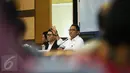 Menkominfo Rudiantara (kanan) menyampaikan paparan saat menjadi pembicara dalam Konvensi Nasional Media di Ambon, Rabu (8/2/). Acara ini merupakan rangkaian dari peringatan Hari Pers Nasional 2017. (Liputan6.com/Faizal Fanani)