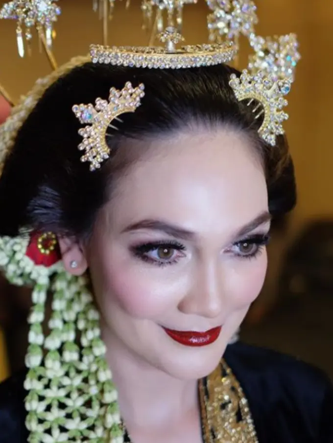 Polesan Cantik Luna Maya dengan Makeup Khas Pengantin Jawa