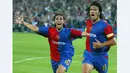 Hakan dan Murat Yakin adalah peraih 3 gelar Swiss Footballer of the Year. Keduanya bermain untuk Timnas Swiss di Piala Eropa 2004. (www.squawka.com)