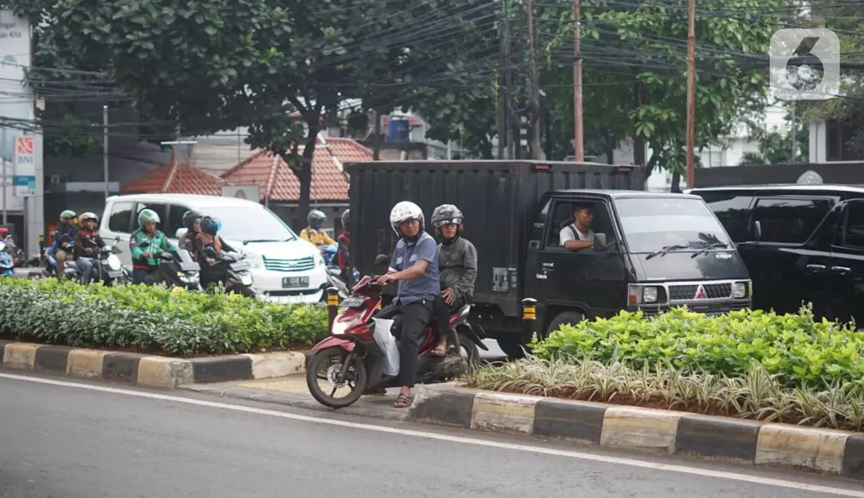 Pengendara sepeda motor menerobos jalur pejalan kaki dan disabilitas di Jalan RS Fatmawati Raya, Cipete, Jakarta, Rabu (8/1/2020). Kurangnya sanksi tegas bagi pengguna kendaraan di jalur pejalan kaki menyebabkan banyak pelanggaran terhadap jalur khusus tersebut. (Liputan6.com/Immanuel Antonius)