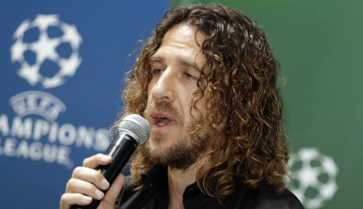 Legenda Barcelona, Carles Puyol, memberikan keterangan saat jumpa pers di Jakarta, Senin (11/3). Heineken memulai perhelatan UEFA Champions League Trophy Tour di Indonesia. (Bola.com/Vitalis Yogi Trisna)