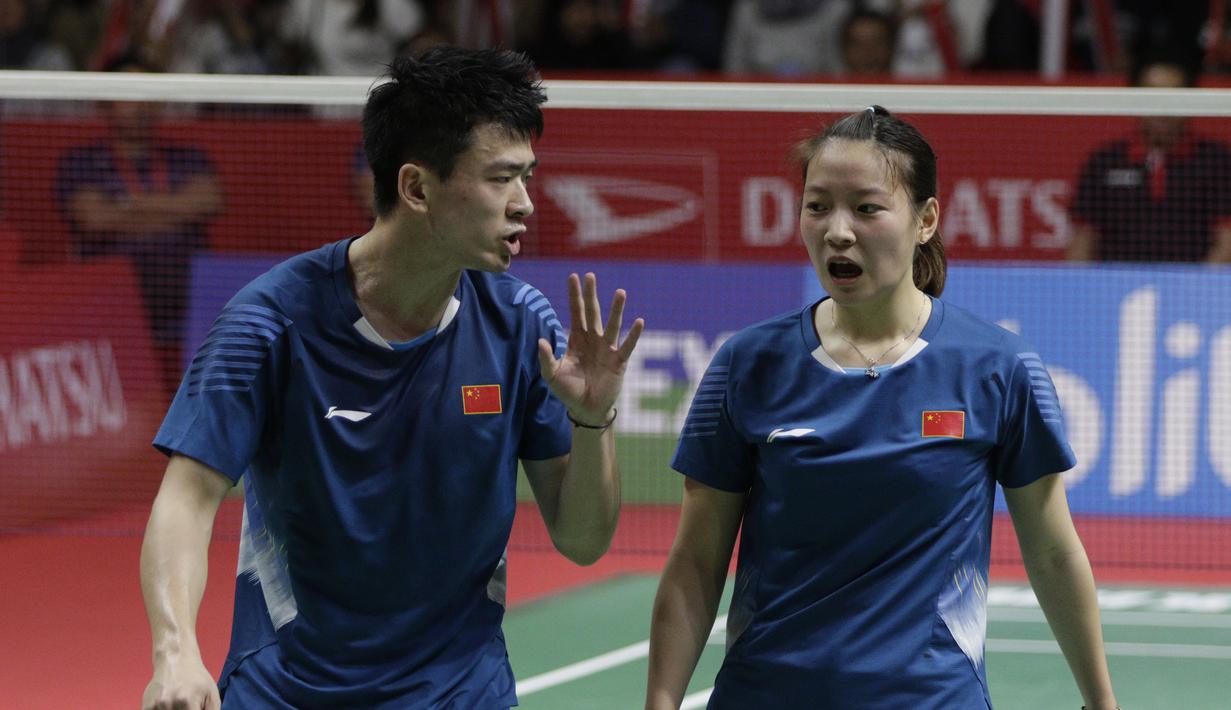 Pasangan Cina, Zheng Siwei/Huang Yaqiong, saat melawan wakil Indonesia, Tontowi Ahmad/Lilyana Natsir, pada laga Indonesia Masters 2019 di Istora, Jakarta, Minggu (27/1). Tontowi/Liliyana kalah 21-19, 19-21, 16-21. (Bola.com/M Iqbal Ichsan)