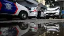Mobil yang ringsek akibat kecelakaan lalulintas di simpang diamankan petugas di Yogyakarta, Senin (30/5). Kecelakaan maut tersebut bermula ketika mobil Avanza melaju dengan kecepatan tinggi dari arah timur dan akhirnya hilang kendali. (Boy Harjanto)