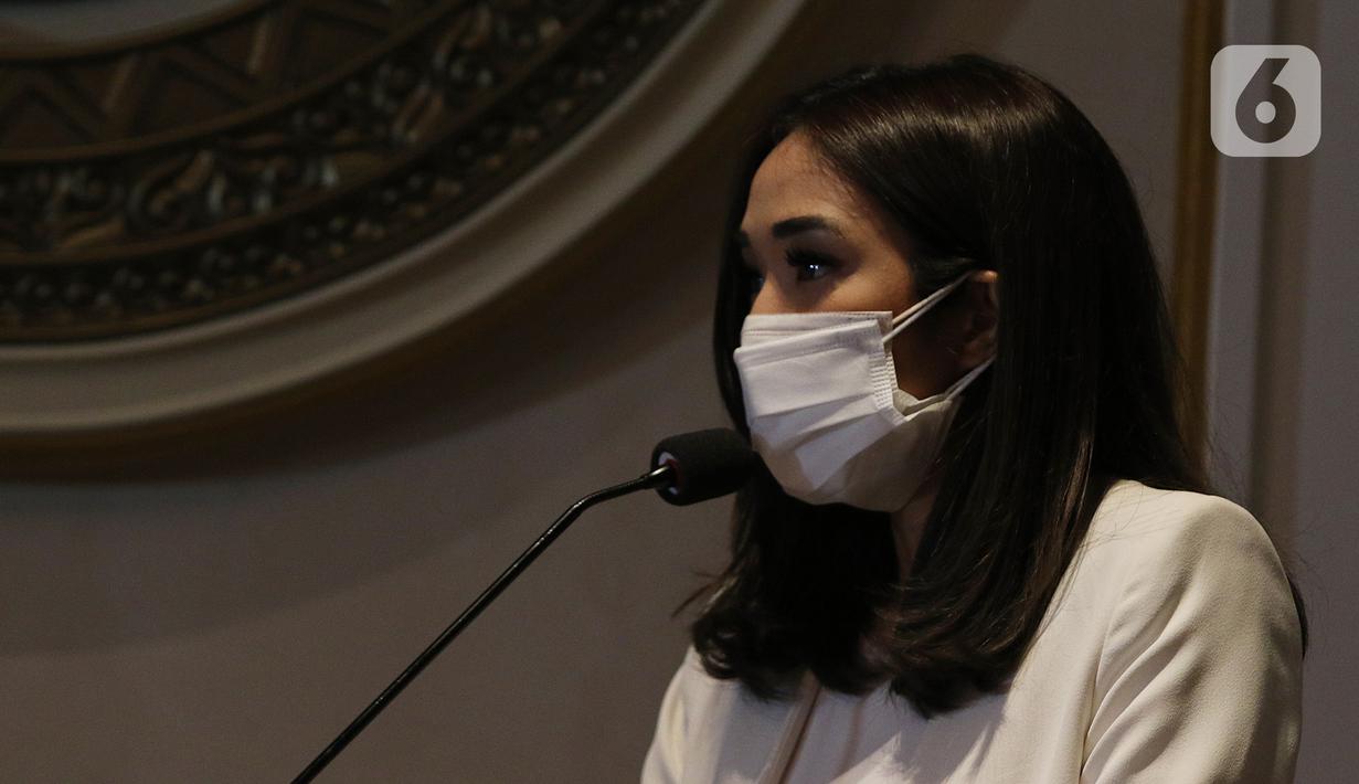 Gisella Anastasia atau Gisel saat buka suara terkait kasus video syur yang menjerat dirinya di kawasan Gatot Subroto, Jakarta, Rabu (6/1/2021). Gisel meminta maaf atas perbuatan masa lalunya yang kini menjadi bumerang buat dirinya. (Liputan6.com/Herman Zakharia)