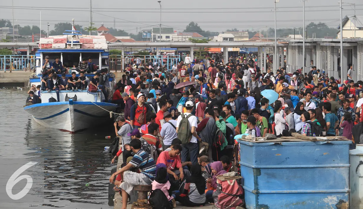 Warga menunggu kedatangan kapal di Pelabuhan Kali Adem, Jakarta, Kamis (5/5). Ratusan masyarakat tersebut akan menikmati libur panjang di Kepulauan Seribu. (Liputan6.com/Angga Yuniar)