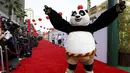 Panda bernama Po dalam karakter " Kung Fu Panda 3 " menyapa para penggemarnya di teater TCL Cina di Hollywood, California, (16/1). Acara ini merupakan pemutaran perdana film terbaru Kung Fu Panda. (REUTERS / Mario Anzuoni)