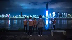 Para anggota tim medis Beijing menikmati panorama sungai di sebuah lokasi di Taman Jiangtan Hankou di Wuhan, Provinsi Hubei, China tengah, pada 26 Maret 2020. Seiring meredanya wabah virus corona (Covid-19), kehidupan di Wuhan berangsur-angsur kembali normal. (Xinhua/Xiao Yijiu)