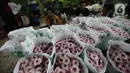 Pedagang menunggu pembeli di Pasar Rawa Belong, Jakarta, Jumat (29/10/2021). Para pedagang bunga di Pasar Bunga Rawa Belong mulai kembali mendapatkan pembeli dengan skala besar untuk acara-acara pernikahan atau acara besar lainnya. (Liputan6.com/Johan Tallo)