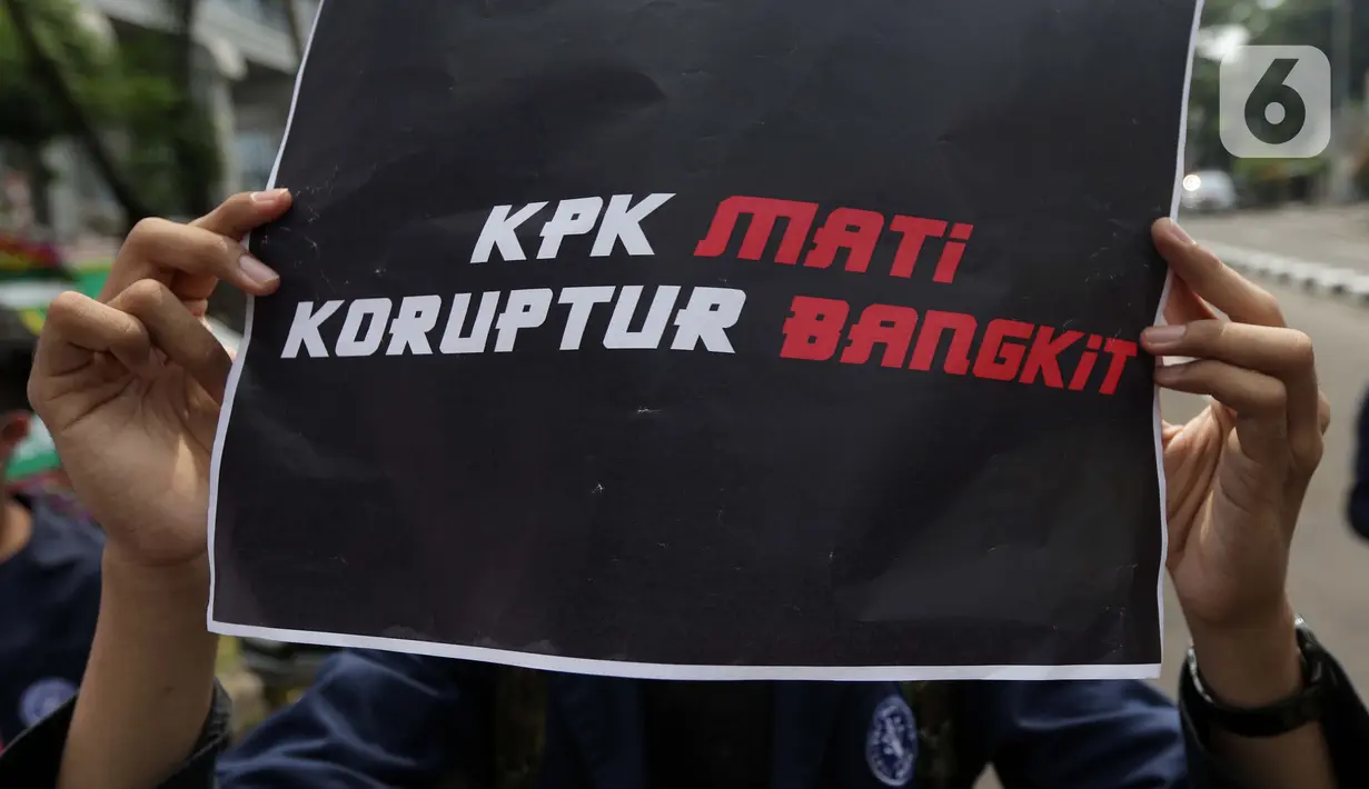 Mahasiswa yang tergabung dalam BEM Institut Pertanian Bogor menunjukkan poster saat melakukan aksi unjuk rasa di jalan Kuningan Persada sekitar Gedung Merah Putih KPK, Jakarta, Rabu (2/6/2021). Mereka menolak TWK dan pelantikan pegawai KPK menjadi ASN. (Liputan6.com/Helmi Fithriansyah)