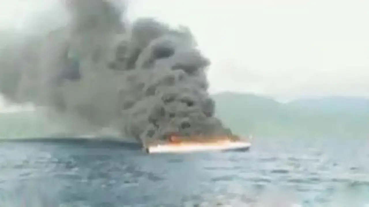 Kapal Cepat Terbakar di Halmahera Barat