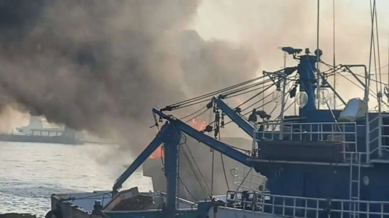 Kapal Terbakar di Muara Baru, Jakarta Utara