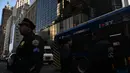 Penutupan jalan diberlakukan, membuat akses ke Trump Tower menjadi sulit, sementara keamanan diperkirakan akan tetap seperti itu sampai Trump meninggalkan kota. (Photo by Ed JONES / AFP)