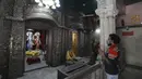 Umat Hindu berdoa di sebuah kuil di New Delhi, India, Senin (8/6/2020). India kembali membuka tempat ibadah, pusat perbelanjaan, dan restoran setelah tiga bulan lockdown karena pandemi virus corona COVID-19. (AP Photo/Manish Swarup)