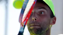 Petenis Kroasia, Ivo Karlovic mengembalikan bola ke petenis Jepang, Yuichi Sugita di babak kedua turnamen Australia Terbuka 2018, Rabu (17/1). Memasuki usia 40 tahun, Karlovic memenangi duel dengan skor 7-6 (3), 6-7 (3), 7-5, 4-6, 12-10. (AP/Ng Han Guan)