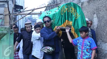 Komedian Komeng menggotong keranda jenazah anak ketiganya, Cantika Alhayu Aldi, menuju pemakaman keluarga di Citeureup, Bogor, Minggu (28/8). Caca, sapaan Cantika, meninggal dunia di usia 10 tahun lantaran sakit. (Liputan6.com/Herman Zakharia)