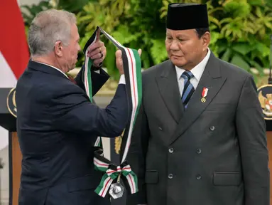 Presiden Republik Indonesia Prabowo Subianto (kanan) menerima penghargaan Bejeweled Grand Cordon of Al-Nahda (Ordo Kebangkitan Yordania) dari Raja Yordania Abdullah II di Istana Kepresidenan, Jakarta, Jumat 14 November 2025. Bejeweled Grand Cordon of Al-Nahda (Ordo Kebangkitan Yordania) adalah tanda kehormatan tertinggi dari Kerajaan Yordania. (BAY ISMOYO/AFP)