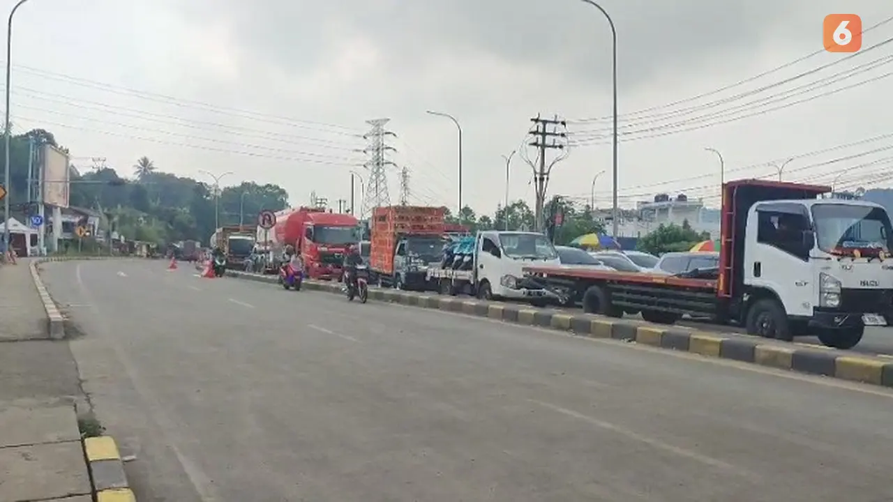 Kepadatan kendaraan di exit tol Parungkuda (Bocimi seksi 3) Kabupaten Sukabumi. (Liputan6.com/Fira Syahrin).