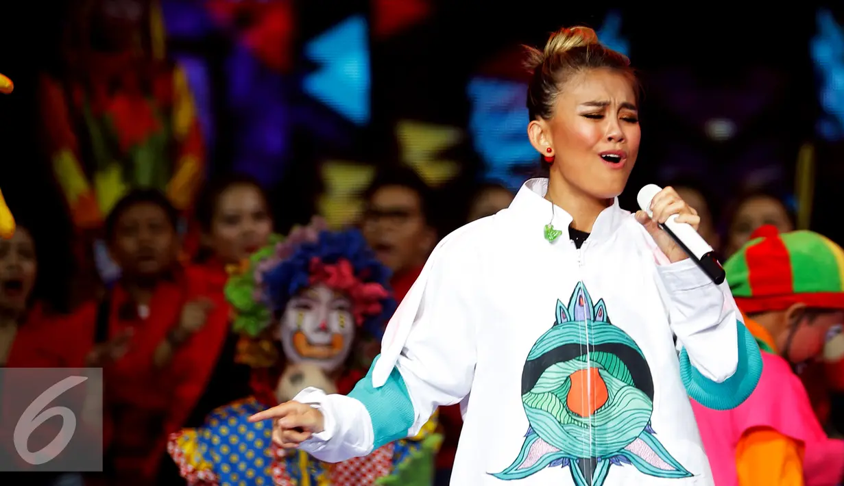 Ekpresi Agnez Mo saat menyanyikan lagu Coke Bottle single terbarunya dalam Konser Raya 21 Tahun Indosiar, Istora Senayan, Jakarta (11/1/2016). Agnez Mo terlihat atraktif di panggung Konser Raya 21 Tahun Indosiar tersebut. (Liputan6.com/Gempur M Surya)