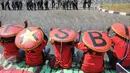 Buruh melakukan demo memperingati hari lahirnya organisasi buruh internasional World Federation of Trade Unions (WFTU) di Jakarta, Sabtu (3/10/2015).  Sejumlah PKL memanfaatkan demo buruh untuk meraup sedikit keuntungan. (Liputan6.com/Gempur M Surya)