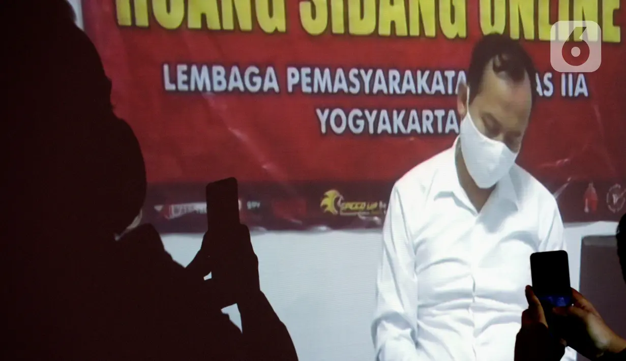 Terdakwa Jaksa Kejaksaan Negeri Yogyakarta nonaktif, Eka Safitra mendengarkan kuasa hukumnya membacakan Pledoi saat sidang vidco di Gedung KPK, Jakarta, Rabu (29/4/2020). Eka diduga menerima suap terkait lelang proyek pada Dinas Pekerjaan PUPKP Kota Yogyakarta TA 2019. (merdeka.com/Dwi Narwoko)