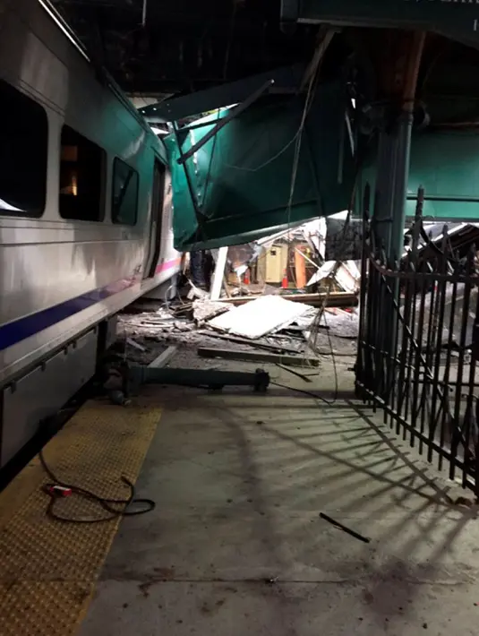 Kondisi peron stasiun kereta Hoboken di New Jersey, yang dihantam kereta komuter dari New York, Kamis (29/9). Satu orang tewas akibat kecelakaan yang terjadi di jam sibuk dan lebih dari 100 orang terluka. (Courtesy of Corey Futterman via REUTERS)
