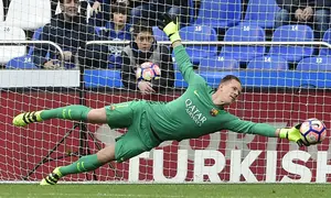 Marc-Andre Ter Stegen merupakan kiper asal Jerman yang saat ini dipercaya di bawah mistar Barcelona. Ter Stegen tercatat sudah mengoleksi penampilan sebanyak 280 kali bersama Blaugrana dan saat ini nilai pasarnya sebesar 60 juta euro. (AFP/Miguel Riopa)