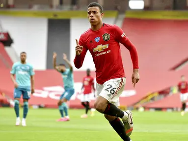 Pemain Manchester United, Mason Greenwood, melakukan selebrasi usai membobol gawang Bournemouth pada laga Premier League di Stadion Old Trafford Sabtu (4/6/2020). Manchester United menang 5-2 atas Bournemouth. (AP/Peter Powell)