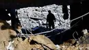 Sementara, kelompok Hamas mengecam keras serangan tersebut dan mendesak Amerika Serikat untuk segera turun tangan. Tampak dalam foto, seorang pria memeriksa puing-puing kantor polisi Sheikh Radwan di Kota Gaza pada 31 Januari 2026. (Omar AL-QATTAA/AFP)