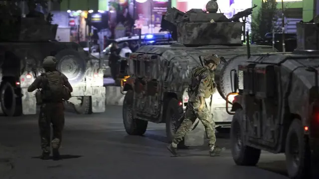 Personel keamanan Afghanistan tiba di lokasi ledakan dahsyat di Kabul, Afghanistan, Selasa (3/8/2021).