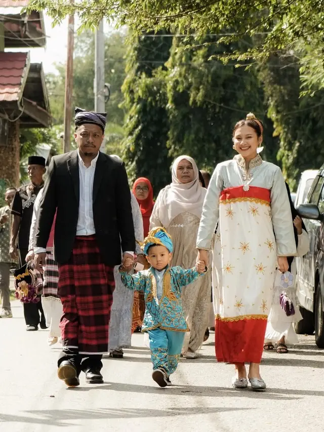 6 Detail Outfit Indah Permatasari di Nikahan Adik Ipar, Kebaya Modern hingga Baju Adat