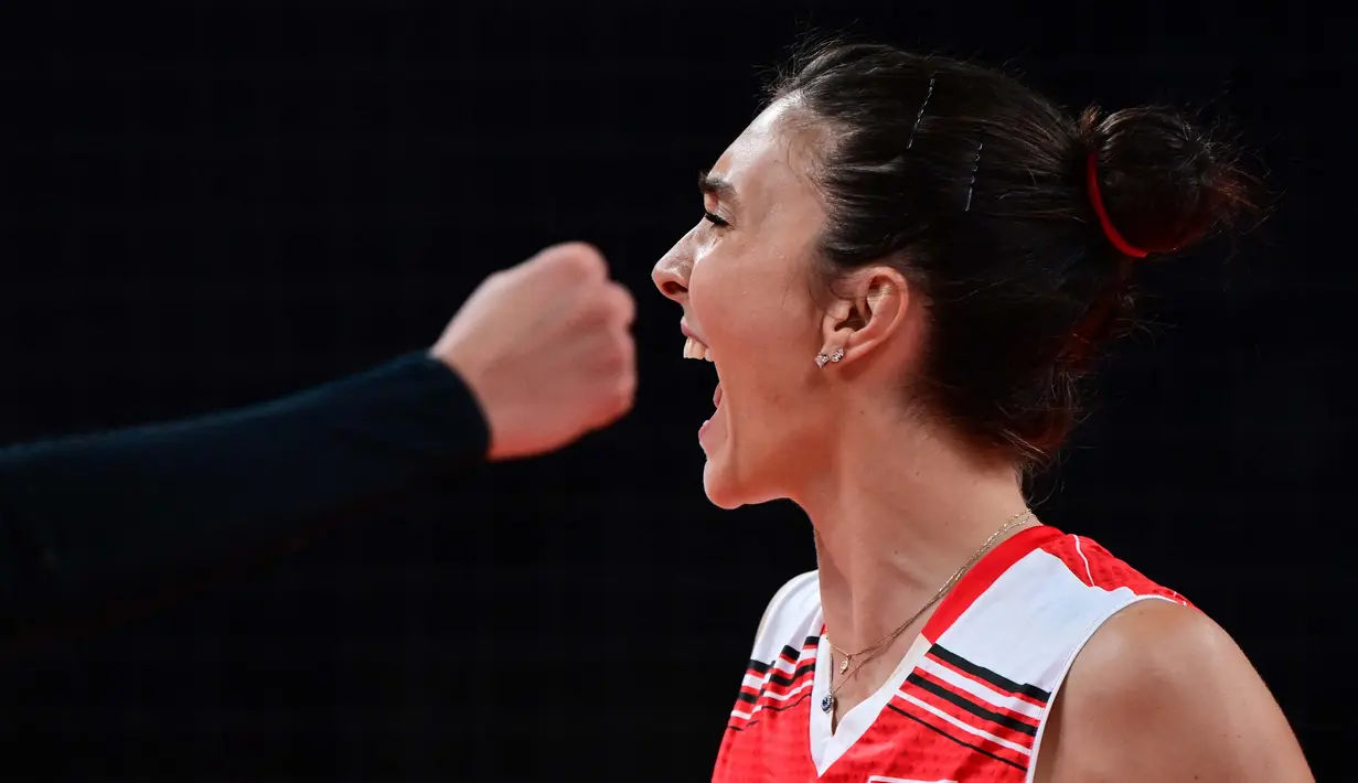 Ekspresi pemain Turki Naz Aydemir Akyol setelah mendapat poin dalam pertandingan voli perempat final putri antara Korea Selatan dan Turki pada Olimpiade Tokyo 2020 di Ariake Arena, Tokyo, Rabu (4/8/2021). (Foto:AFP/ Pedro Pardo)