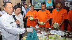 Kepala BNN Komjen Budi Waseso mengungkap jaringan narkotika internasional dengan barang bukti 25 kg sabu di Kantor BNN, Jakarta, Senin (22/5). Barang haram itu dikendalikan terpidana mati dari Lapas Tanjung Gusta, Medan. (Liputan6.com/Yoppy Renato)