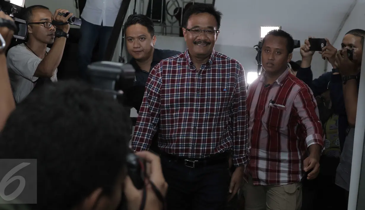 Calon wakil Gubernur DKI Jakarta Djarot Saiful Hidayat tersenyum saat tiba di Reskrimum Polda Metro Jaya, Jakarta, Senin (21/11). Djarot diperiksa sebagai saksi atas kasus penolakan kampanye di Kembangan Utara. (Liputan6.com/Gempur M Surya)