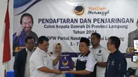 Fahrorrozi mengembalikan formulir pendaftaran bacagub Rahmat Mirzani Djausal di Nasdem Lampung. Foto:  (Liputan6.com/Ardi)