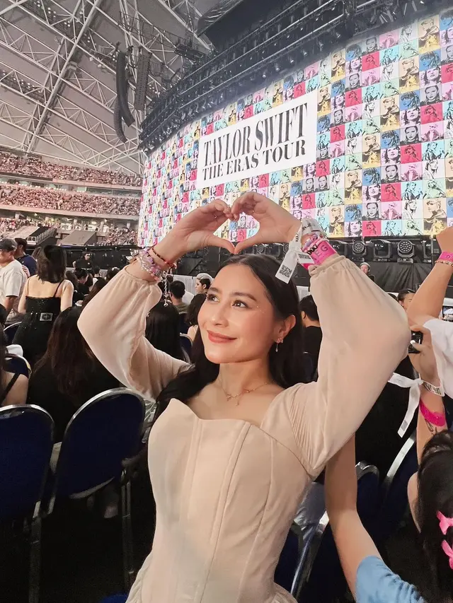 7 Potret Prilly Latuconsina saat Nonton Konser Taylor Swift, Sampai Nangis