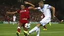 Bek Liverpool, Alexander-Arnold, berusaha merebut bola dari striker Hoffenheim, Andrej Kramaric, pada laga playoff Liga Champions, di Stadion Anfield, Kamis (24/8/2017). Liverpool menang 4-2 atas Hoffenheim. (AP/Dave Thompson)