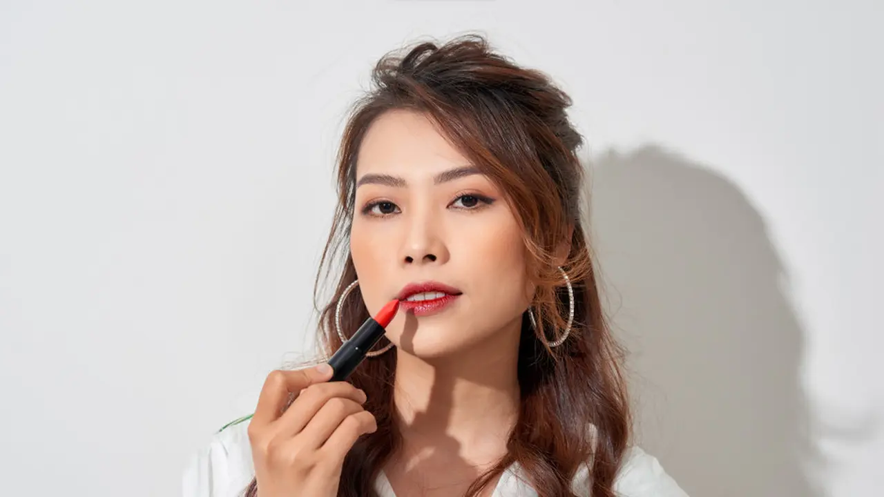 Bye Touch-Up, Ini Tips Makeup Flawless Buat Dinner Romantis