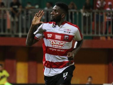Pemain Madura United, Mamadou Samassa. (Bola.com/Aditya Wany)